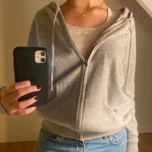 Davida cashmere zip hoodie - Öppen för byten min fina kashmirkofta i grå. Sparsamt använd i mycket fint skick ❤️‍🔥💖 vill byta mot annan Soft Goat zip hoodie i storlek s eller m i annan färg ⭐️ lånade bilder