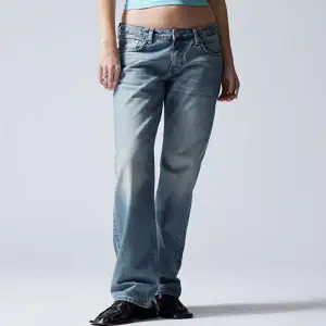 lågmidjade jeans från weekday, säljer pga att de inte kommer till användning. Defekter längst ner vid hälen men det är inget man tänker på. Passar mig bra i längden som är 170, midjemått: 62cm 💗innerbenslängd: 86cm. Nypris 590kr säljer för 300kr 💗