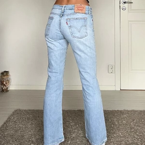 Levis - midjemått: 36cm rakt över, innerbenslängd: 78cm 💗 