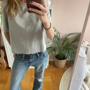 Supersöt grå t-shirt med dragkedja där bak. Köpt second hand men i superbra skick. Älskar att ha den till jeans då det ger en mycket unik detalj.