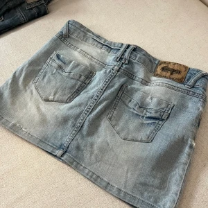 Jeanskjol  - Supersnygg retro jeanskjol till sommaren! Har några hål på framsidan och baksidan men tycker det är snyggt, 43 i bredd som ni ser på bilden. Skriv vid frågor eller funderingar❤️