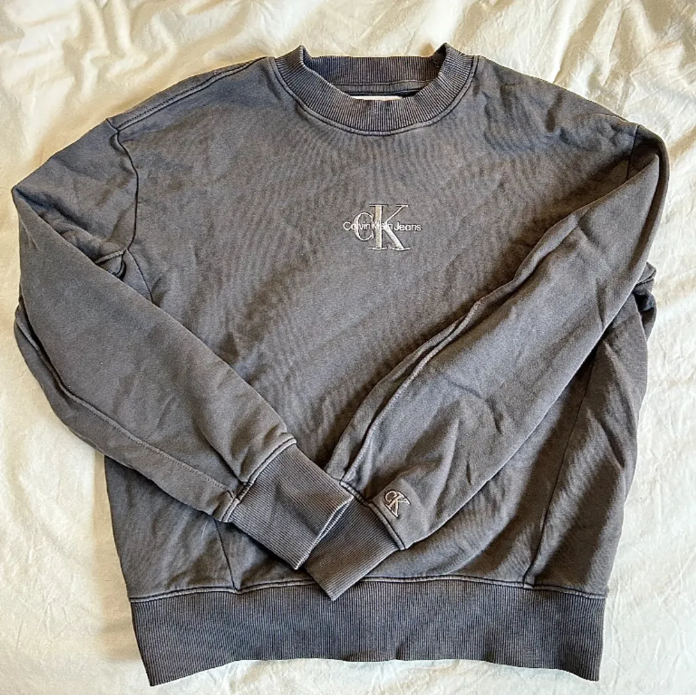 Säljer min gråa Calvin Klein sweatshirt i storlek M då den inte kommer till användning. Den finns inte att köpa längre men kostar egentligen 599kr💕. Tröjor & Koftor.