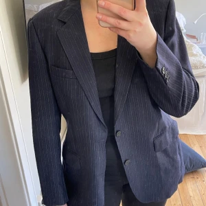 Kavaj - 60% ull, 40% polyester  Köpt på sellpy, vet inte märket. 