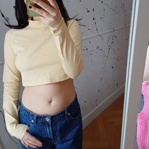 Croppedpolo HM str M - Gul croppad polotröja från HM  Str. M, Nyskick! Likadan bak som fram.