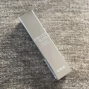 Caia Front Row Concealer 2N  - Caia concealer i färgen 2N oöppnad plasten är kvar på förpackningen. Säljer då jag redan har en likadan. Köpte för 195+ frakt och säljer för 115kr. Tveka inte på att höra av er om ni är intresserade🩷
