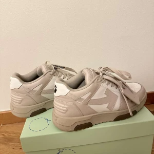 Off-white Out Of Office sneakers - Säljer nu min sambos systers Off-White Out Of Office sneakers då dem endast samlar på sig damm i garderoben.  Köpta på ABCD i Göteborg. Använda 3-4 gånger och i absolut toppskick. Box + kvitto medföljes.  Nypris 5250, priset kan diskuteras! 