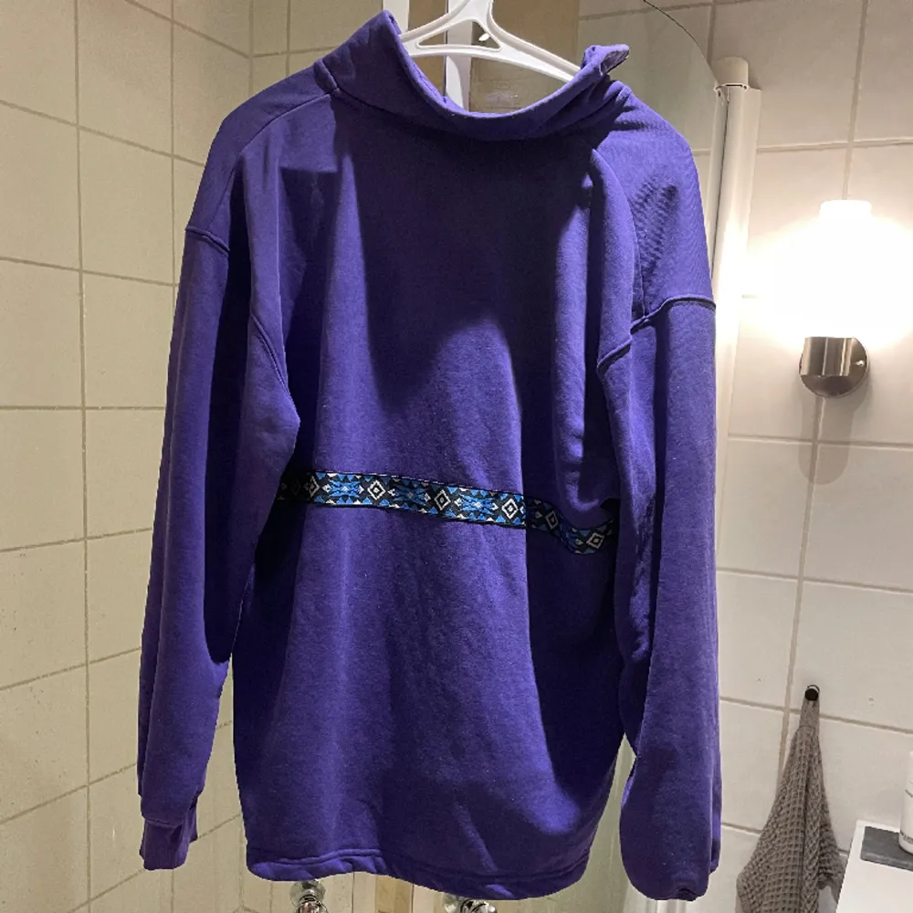 Säljer min rotation tröja för bra pris. Skick 9/10. Han använt nån gång. Nypris 700kr.  Hör av dig för mer frågor!. Hoodies.