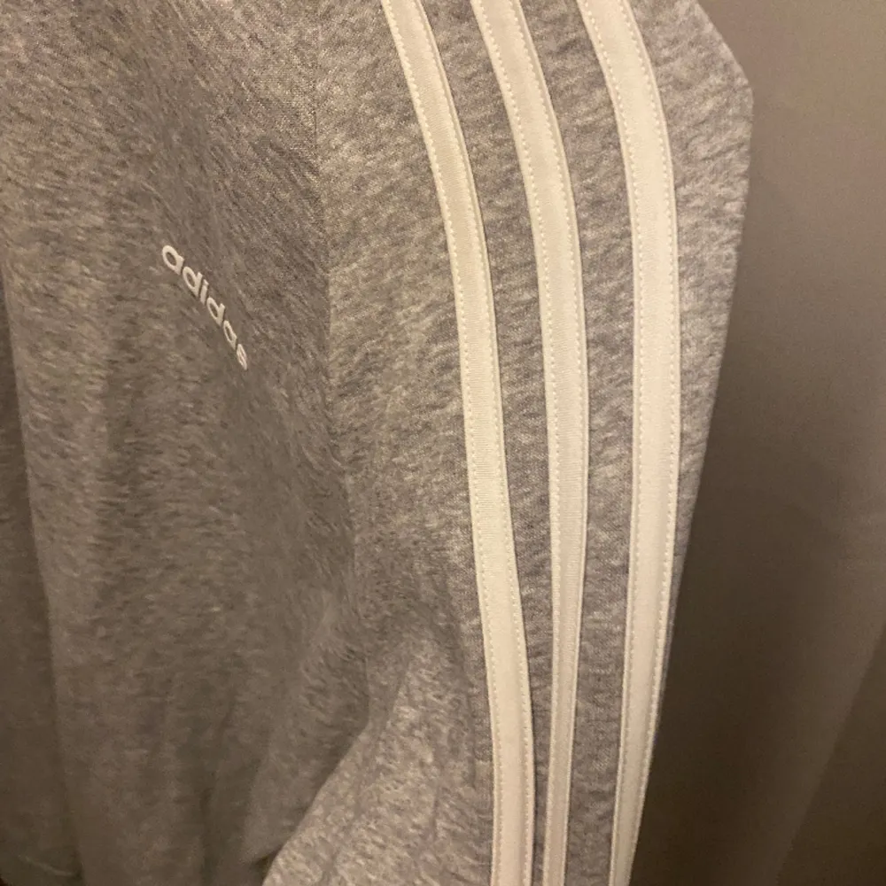 En grå adidas tröja som är i fint skick. Används inte längre därav säljer jag den. . Tröjor & Koftor.