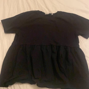 En t-shirt med volang⚡️ - Väldigt bra skick endå om den har används några gånger, den är från lager 157 och väldigt stilig för sommaren💋☀️