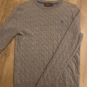 Stickad Morris tröja - Säljer denna då den inte kommer till användning   Nypris 1699, mitt pris 490. Tröjan har ett litet hål därför priset  Tröjan är egentligen storlek M men då den tvättades i fel temperatur krympte den, den passar perfekt för dig som bär storlek XS