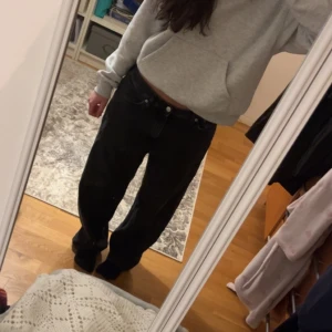 Baggy svarta jeans  - Fina jeans från Weekday modellen Galaxy. Lite svart-gråa i färgen. 
