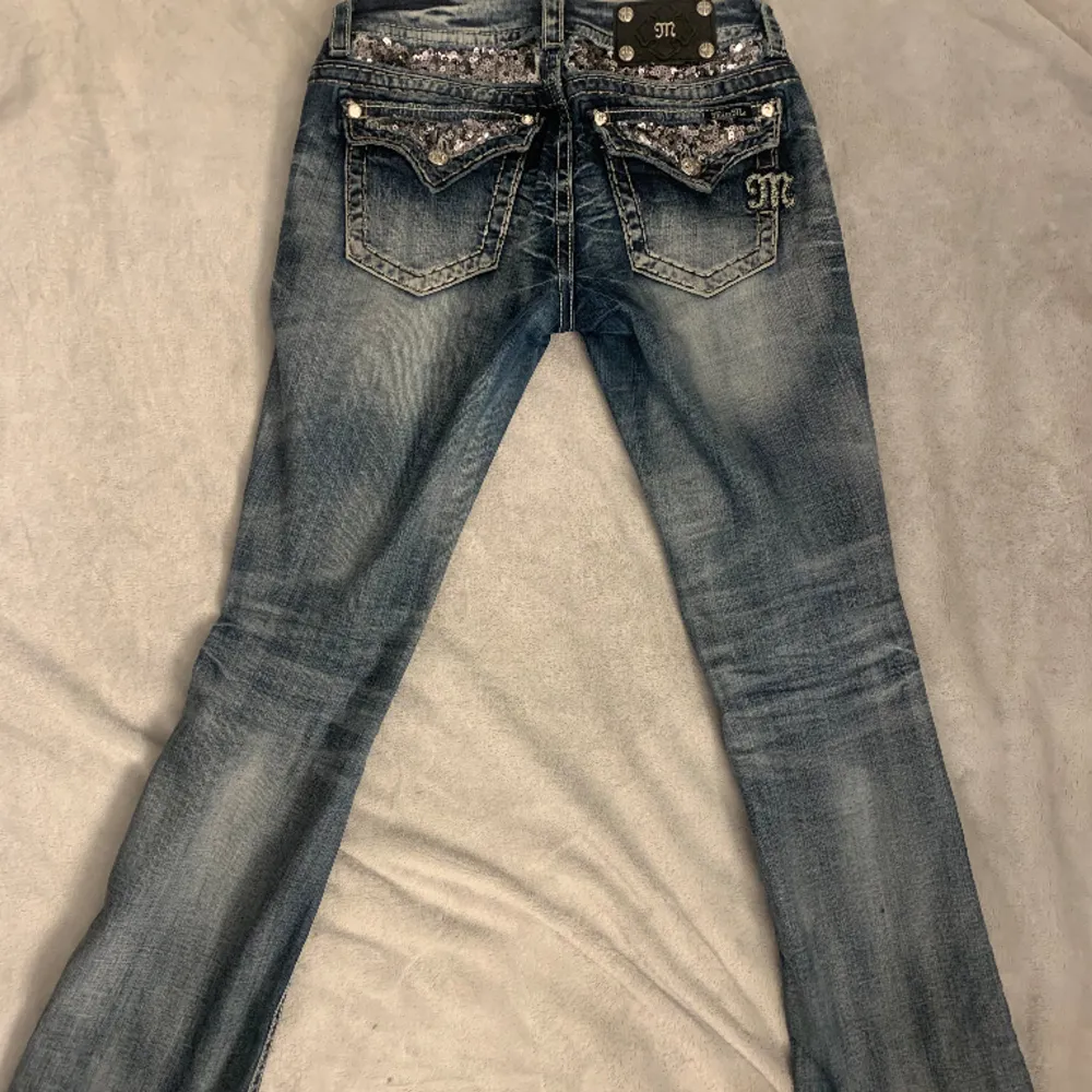 Jätte fina Miss me jeans i modellen bootcut och stl 27. Jätte fint skick 73cm i midja  90cm i höft 78cm benslängd. Jeans & Byxor.