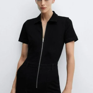 Overall/ jumpsuit denim  - En svar overall/jumpsuit från Mango.  Aldrig använd och har prislappen kvar 