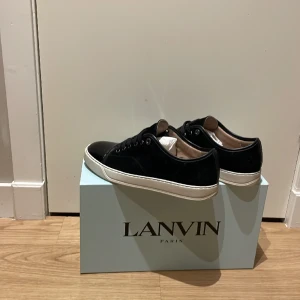 Lanvins  - Säljer dessa lanvins i storlek uk7 som motsvarar 41-42 men dom har stor passform så jag skulle säga 42-43. Dom är i extremt bra skick 9/10 andvända ett par gånger bara  små difekter på under sidan 