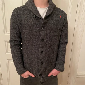 Stickad kofta cardigan 80% fårull  - En stickad kofta/kardinal raw g-star samma märke som är populära i jeans Skick 10/10 80% fårull 