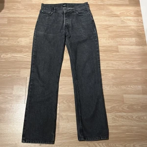 Montén Jeans - Säljer ett par svarta Montén jeans pga att de är för små kring låren.  De är ett par svarta jeans med rak passform och ”distressing” bak på höger ben. superfint skick Nypris 1200:- Mitt pris 249:- Tveka inte att höra av dig!