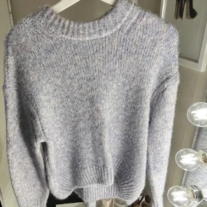 Stickad tröja  - Säljer denna tröja eftersom den inte kommer till användning längre som tidigare är köpt här på plick