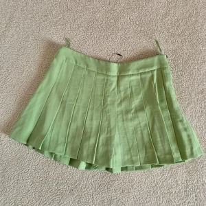 ZARA grön plisserad shortskjol - I utmärkt skick. Aldrig använd. Ny utan tags.