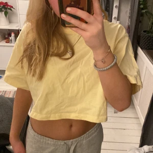 Gul kroppad topp - Jätte söt kroppad topp! 🌼Super fin till sommaren. Knappt använd så nästan som ny😇