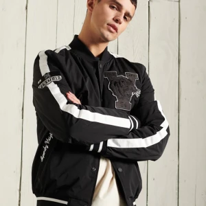 SUPERDRY bomberjacka - slutsåld superdry jacka med oversized fit och fina broderade detaljer. nypris 1,399kr. jättefint skick. 