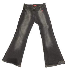 Jättefina miss sixty jeans i bra skick.  Innerbenslängd: 71 cm midjemått mätt rakt över: 40 cm
