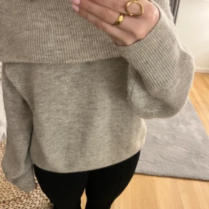 off-shoulder tröja - jättefin beige off-shoulder tröja från hm, inte min stil längre så det är därför jag säljer den!💞