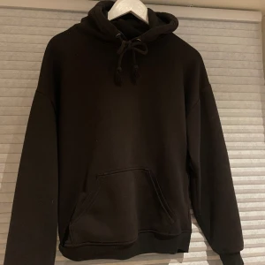 Basic hoodie - Säljer denna hoodie då den aldrig kommer gilla användning, den är väl använd men i jättefint skick. Varm och skön att ja när som helst. Köpt på bikbok för ungefär 1 år sedan.