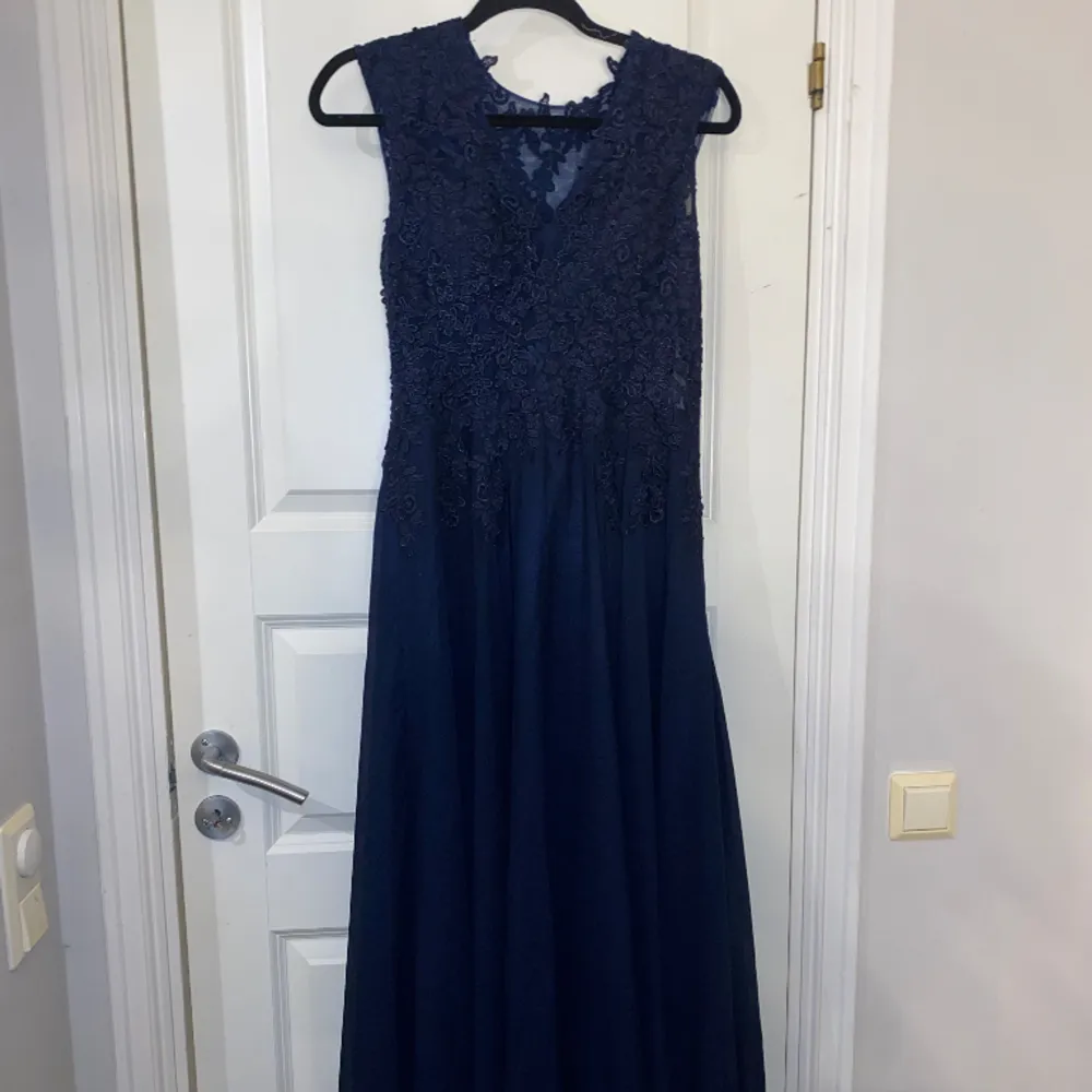 Hej! Säljer denna balklänning jag köpt från jjshouse då den va lite liten för mig men inte gick att skicka tillbaka. Marinblå med blommiga detaljer. Storlek 36 Köparen står för frakt. 🥰. Klänningar.