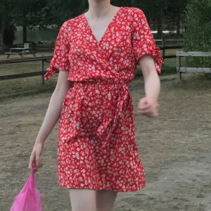 Sommarklänning  - 🧚‍♀️Lättburen, blommig sommarklänning! 🧚‍♀️jag är 177cm och den når lite längre än till halva låret på mig 🧚‍♀️använt den mycket, men finns inga defekter 🧚‍♀️man knyter ärmarna 🧚‍♀️100 % polyester