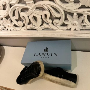 Lanvin skor - Tjena!  Säljer mina Lanvin-skor billigt då jag knappt använder dem längre. Skorna är i ett helt ok skick och kan bli finare med en putsning. Kontakta mig om du är intresserad!👍 
