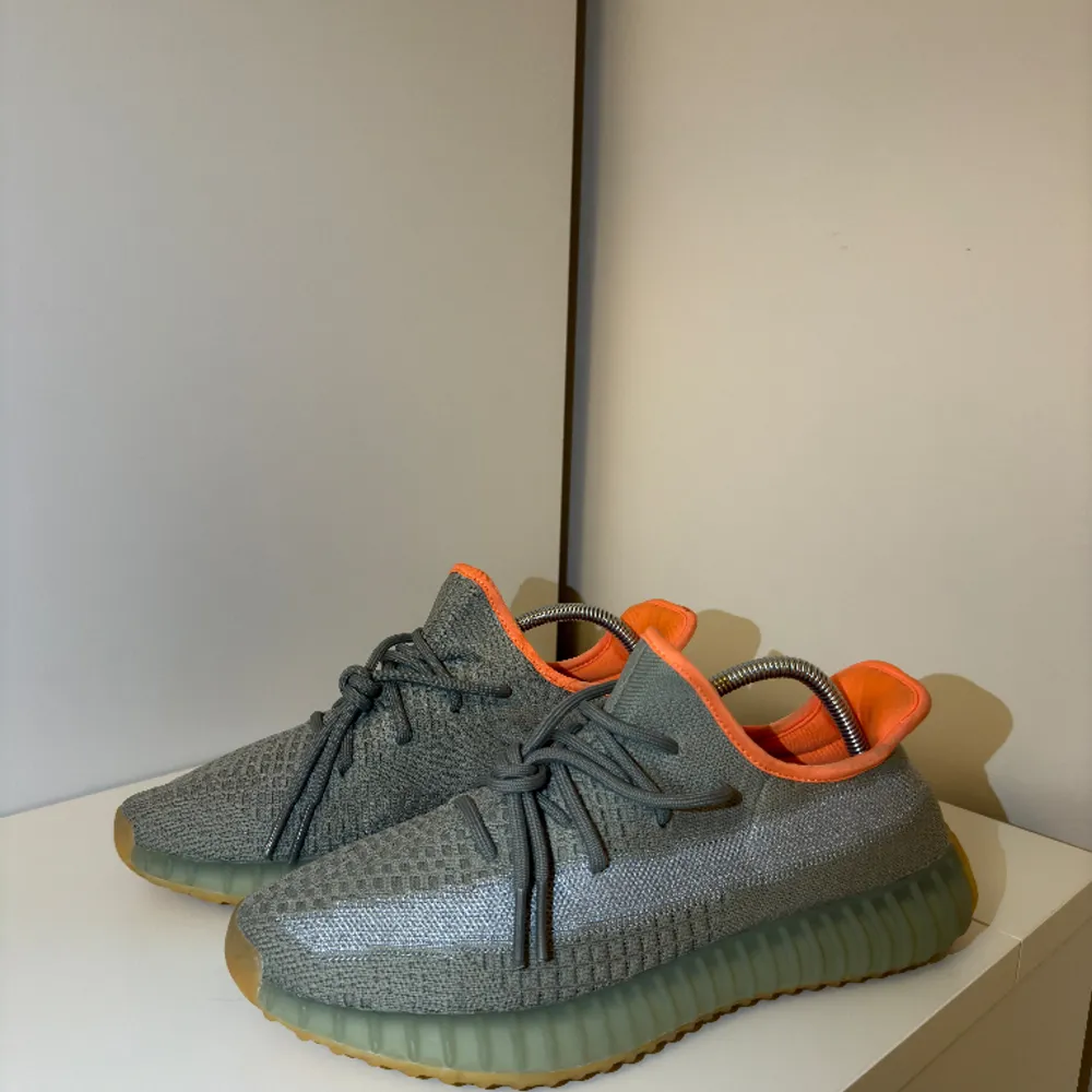 Säljer nu mina Yeezy Boost 350 V2 Dessert Sage i storlek 42. Väldigt svåra att få tag på speciellt i detta skicket då de är använda en gång. Nypris ca 4500kr, mitt pris 1999kr. Kengät.