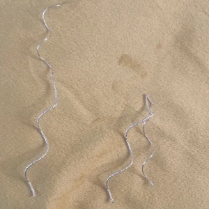 Örhänge - Är osäker vad dessa heter men det är en lång tråd typ som man drar igenom och just denna är väldigt festligt.