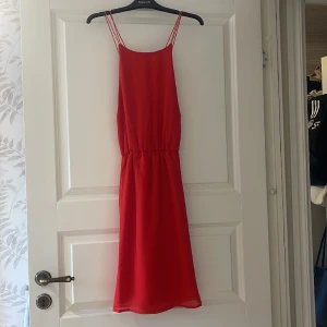 Klänning  - Klänning som används 1 gång, i mycket gott skick. Öppen rygg med korsningar 