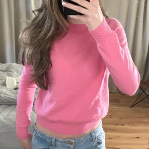 Rosa zara tröja - Så snygg rosa tröja från Zara, köptes för två år sen för 600kr, materialet är 100% Ull