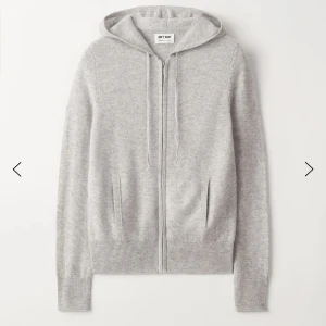 soft goat zip hoodie - nästan helt oanvänd därav i perfekt skick, nypris 2495kr💘 kan möjligtvis tänka mig att gå ner lite i pris