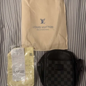 louis vuitton väska  - helt ny väska allting ingår vill sälja den då jag inte har nån använding av den 