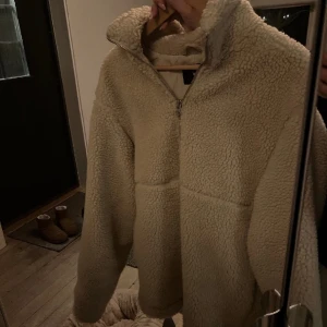 Teddy jacka  - Superfin Teddy jacka som är köpt här på Plick. Säljer på grund av att den tyvärr var för stor för mig ( bilderna är från förra säljaren )❣️