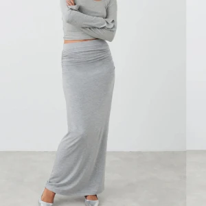 gina tricot maxi kjol  - säljer denna jätte fina kjolen som är oanvänd! den är tyvärr för lång på mig🤍