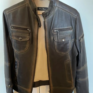 Läderjacka - Läderjacka från David Moore, storlek 38. Använd men i mycket bra skick (lite nopprig på insidan).