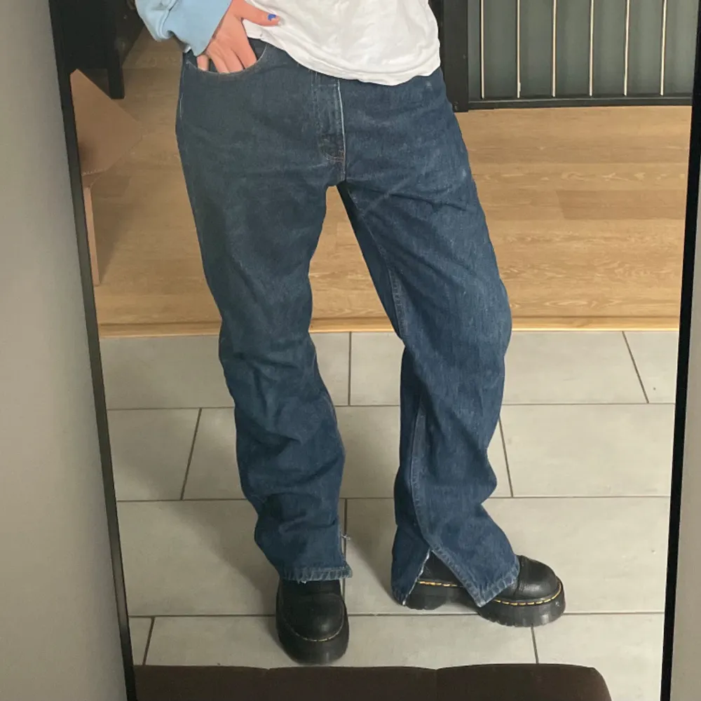 Ett par jättesnygga mörkblå Levis jeans med slits längst ner!👖🔥 Jag brukar ha ha w29 och w30 och dom passar mig perfekt och brukar också ha 38 och 40 i midja på byxor👌🏼. Jeans & Byxor.