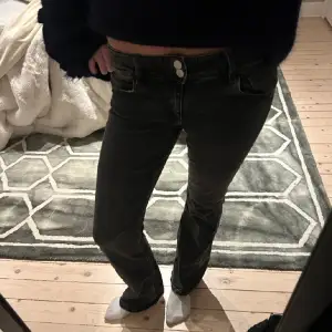 Sjukt snygga jeans från Gina tricot barnavdelning, storlek 164 men passar mig som jag storlek xs/s❤️