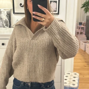 Stickad tröja  - Säljer denna fina stickade tröjan från Gina då den inte kommer till användning längre. Jag skulle säga att den är i ett bra skicka ändå förutom att den är lite ” nopprig ” som man kan se på andra och tredje bilden👀💌