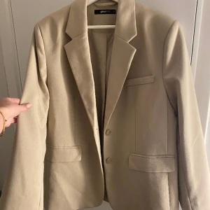 Kavaj - Skit snygg kavaj från Gina, lite oversize. Knappt använd och köpt för 599💗