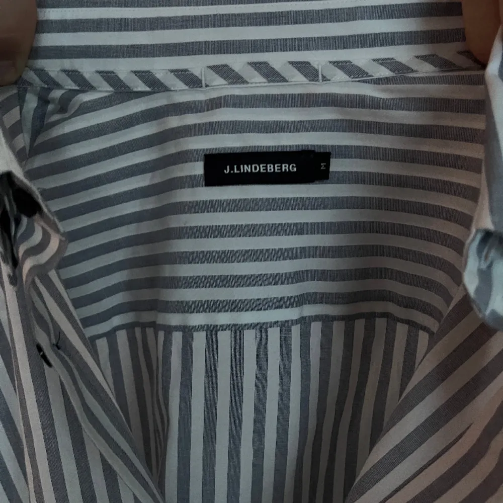 Säljer min oanvända grå/vit randiga skjorta från J.Lindeberg. Helt ny utan prislapp.. Skjortor.