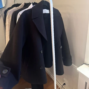 Arket ulljacka  - Säljer nu min ulljacka från arket i storlek 36, inga defekter men använd ett par gånger. Slutsåld på hemsidan. Ordinarie pris 2590kr🤍 pris kan diskuteras vid snabbt köp!