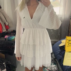 Studentklänning  - Finaste studentklänningen som tyvärr aldrig kom till användning 😔 superbra skick då den aldrig är använd, smutsen är på spegeln och inte på klänningen 😍