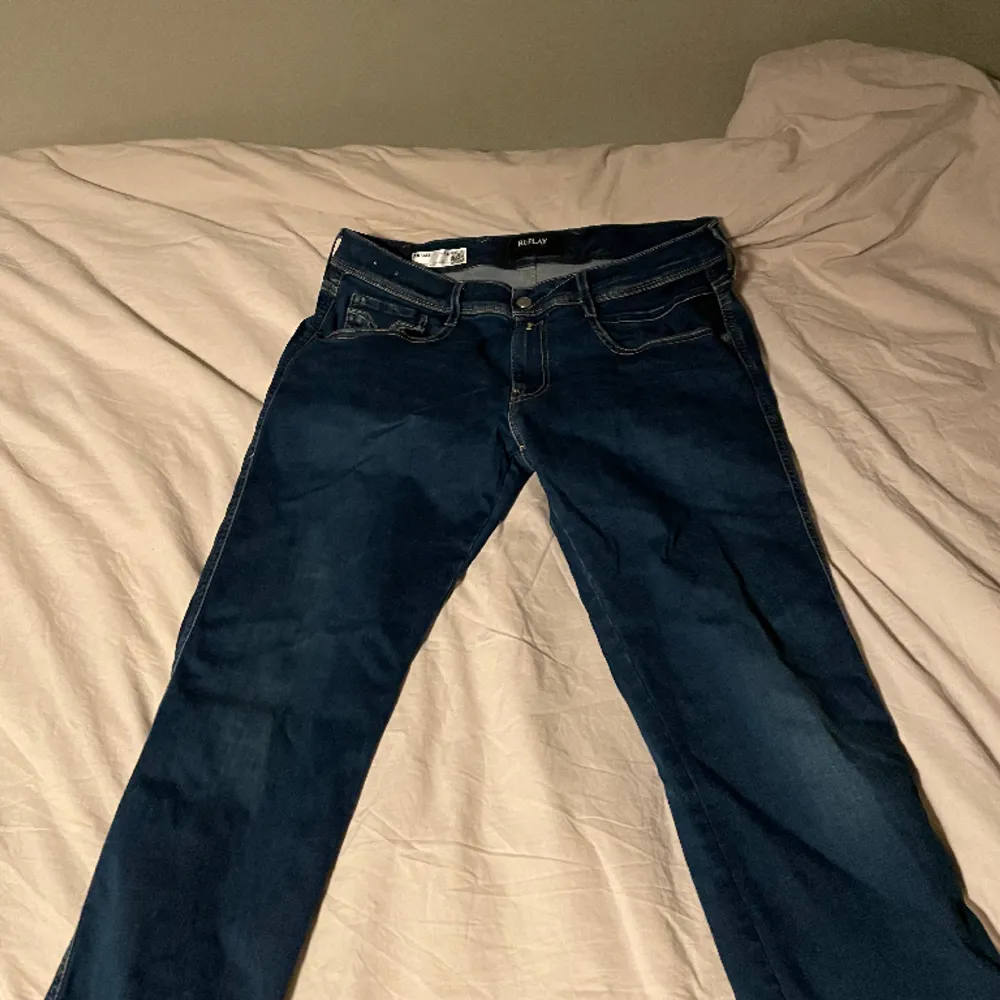 Jag säljer nu mina Replay jeans eftersom de är för små för mig. Kvaliteten är 9/10 då jag knappt har använt dem. Size 34. Inga defekter.. Jeans & Byxor.
