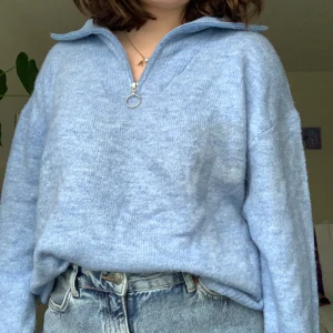 Blå stickad tröja - En blå stickad tröja och har en dragkedja.  Den är lite oversize (jag själv bär storlek M). Mycket bra skick. Har använt en gång. 