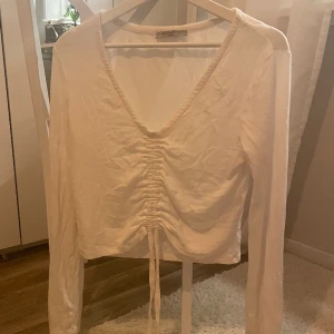 Vit långarmad tröja - En vit långarmad tröja från ALLSAINTS, skriv för fler bilder❤️