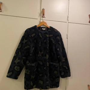 Superfin och älskad Zadig & Voltaire jacka/pälsimmiterad jacka. Storlek 16/ M -barn men passat mig jättebra som är str S - Passar str S även XS, jättefin jacka med lite tecken på användning